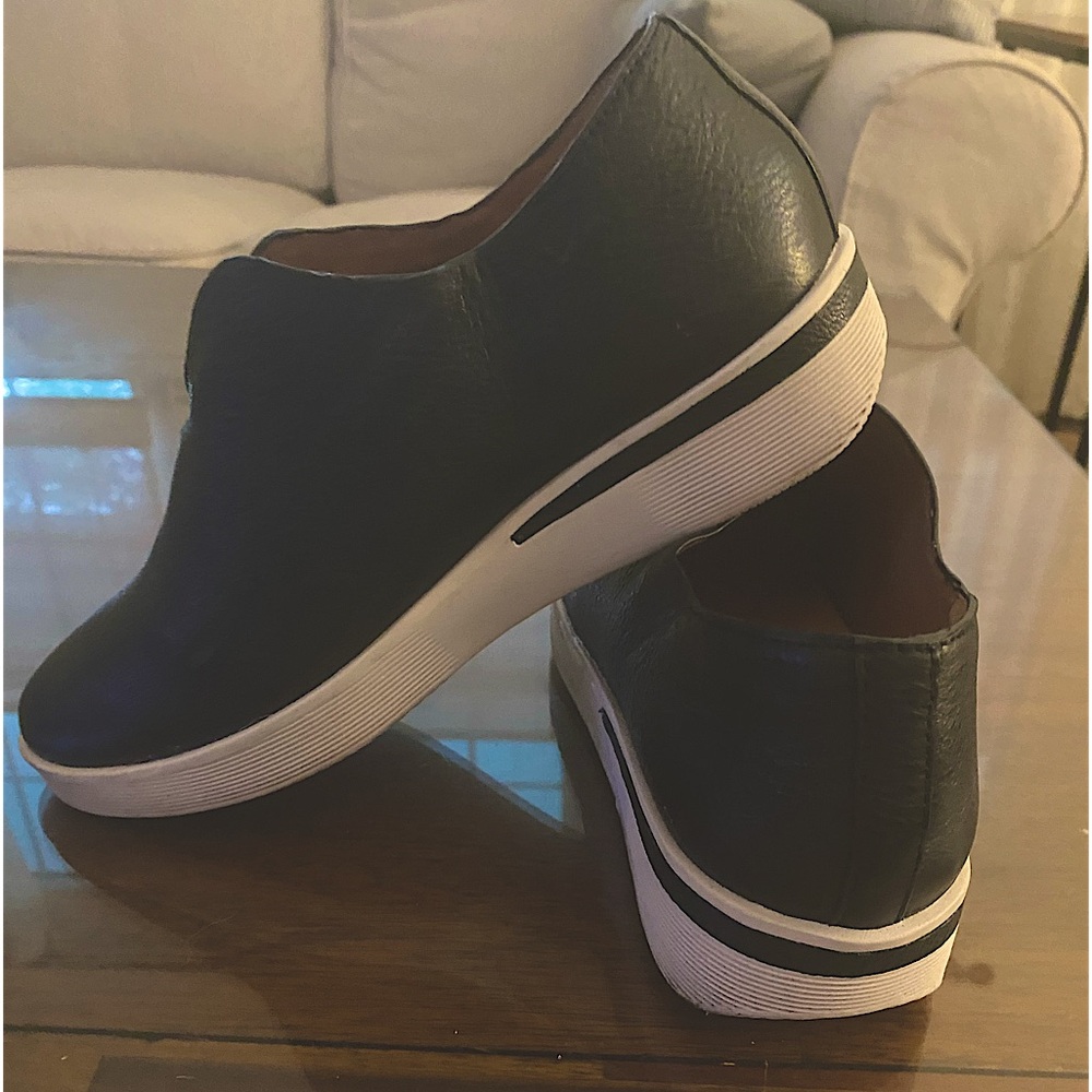 Size 8 Gentle Souls by Kenneth Cole black leather slip ons